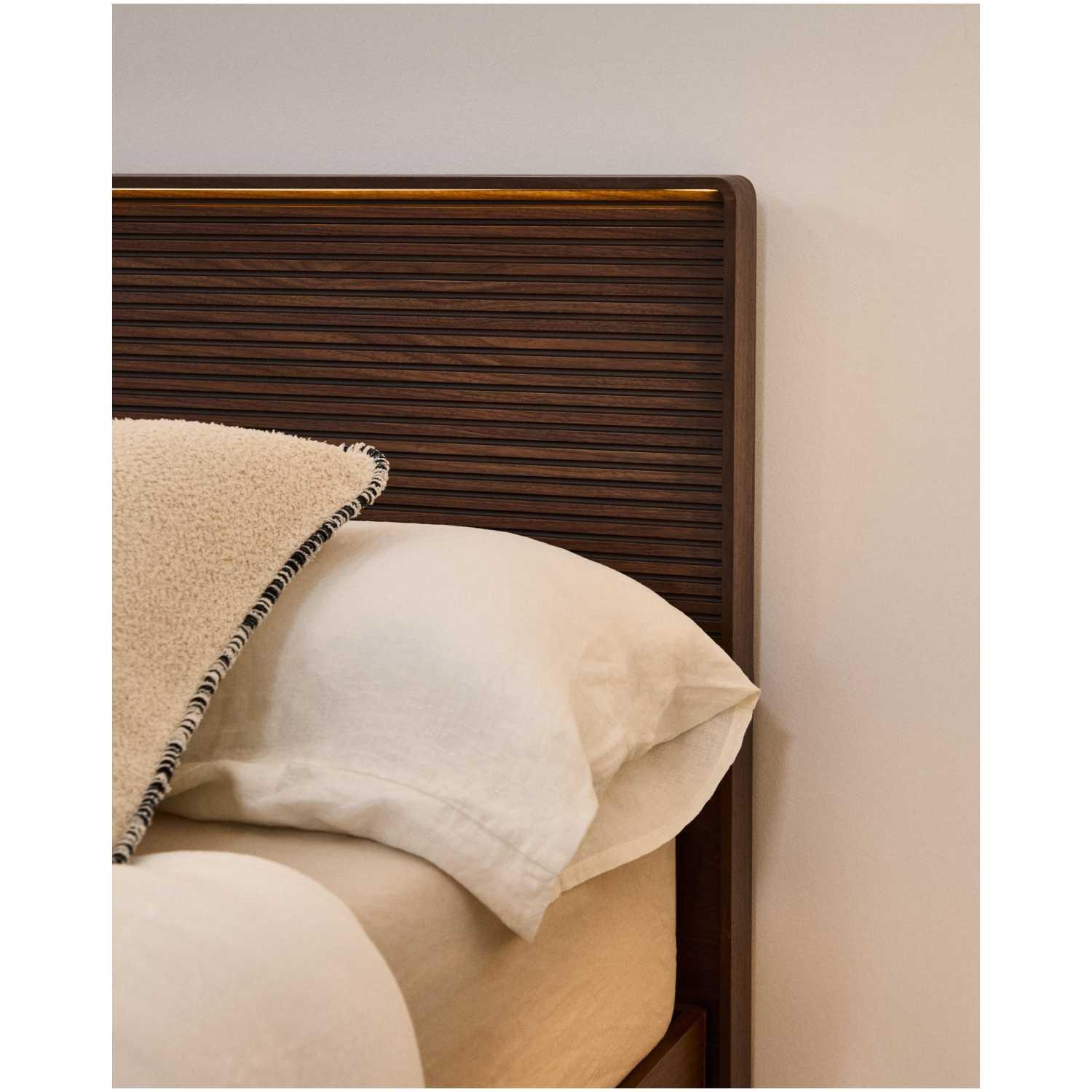 Bettkopfteil Norlen aus Nussbaumfurnier mit dunklem Finish und LED-Licht für Betten 160x200 FSC Mix Credit