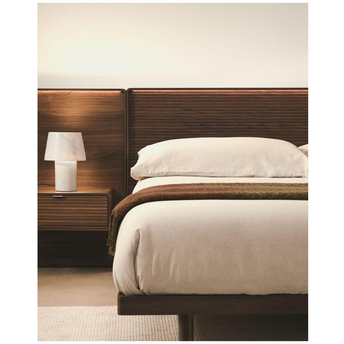 Bettkopfteil Norlen mit zwei Nachttischen aus Nussbaumfurnier mit dunklem Finish und LED-Licht für Betten bis 180 FSC Mix Credit