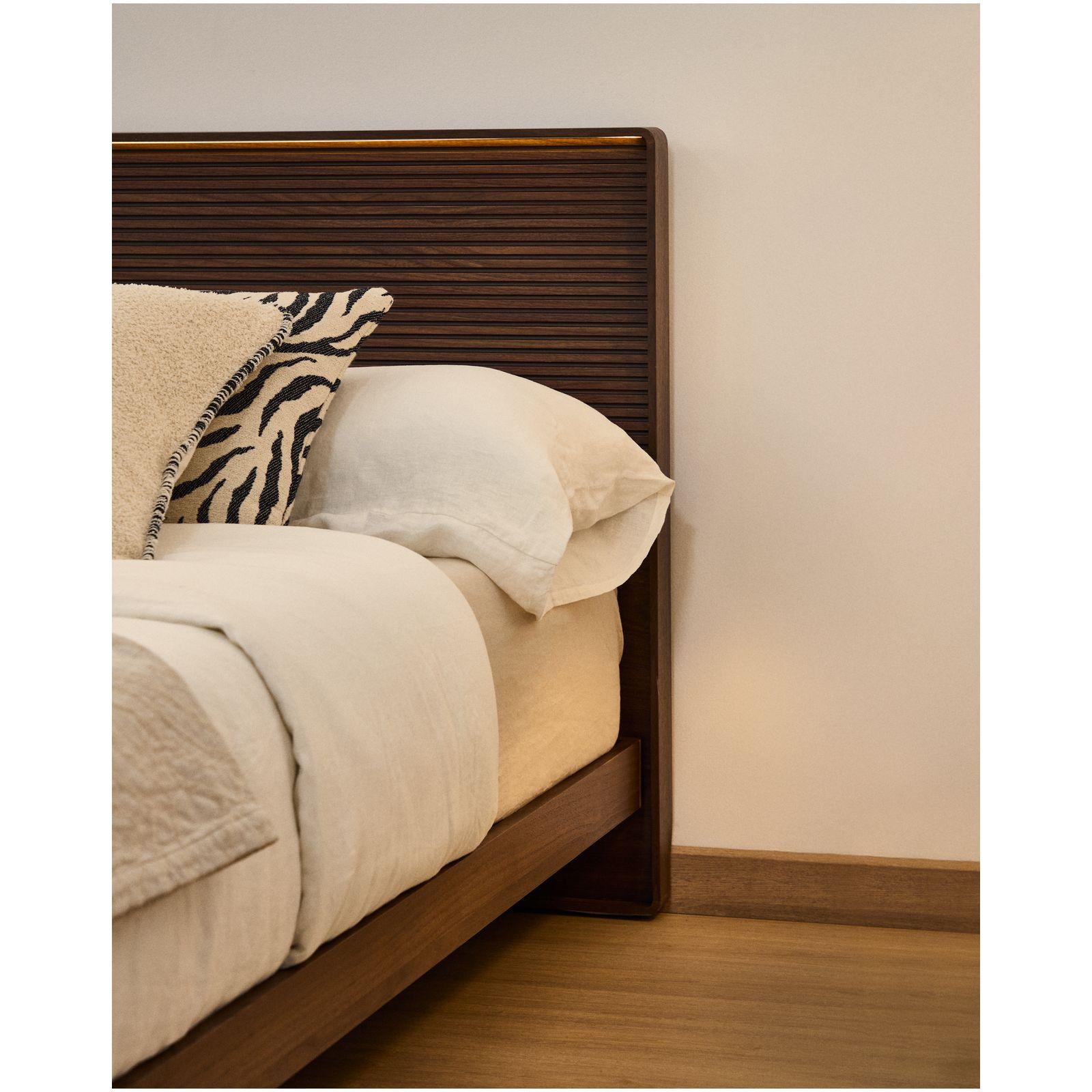 Bett Norlen aus Nussbaumfurnier mit dunklem Finish für Matratzen 180 x 200 cm FSC 100%