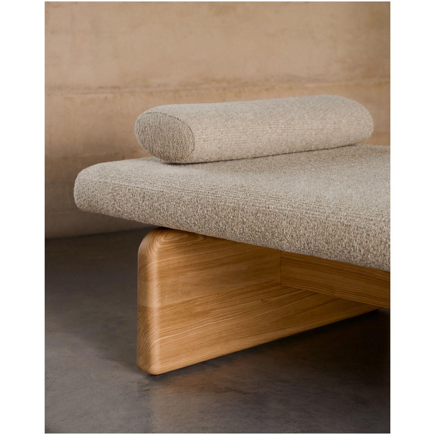 Daybed Topaz aus beigefarbenem Chenille und massivem Eschenholz mit natürlichem Finish 200