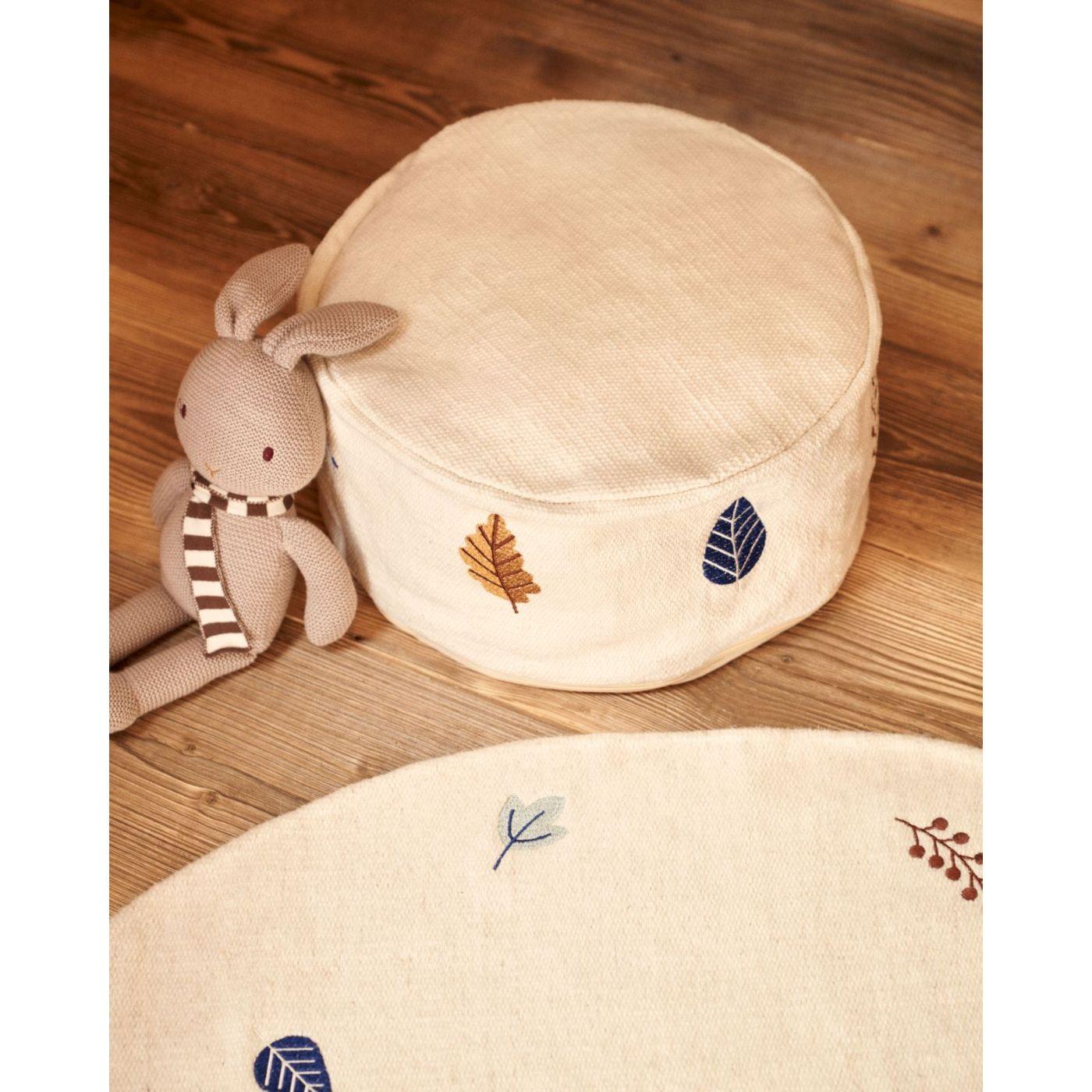 Yanil Puff aus 100% Baumwolle weiss mit bunten Blättern bestickt Ø 40 cm