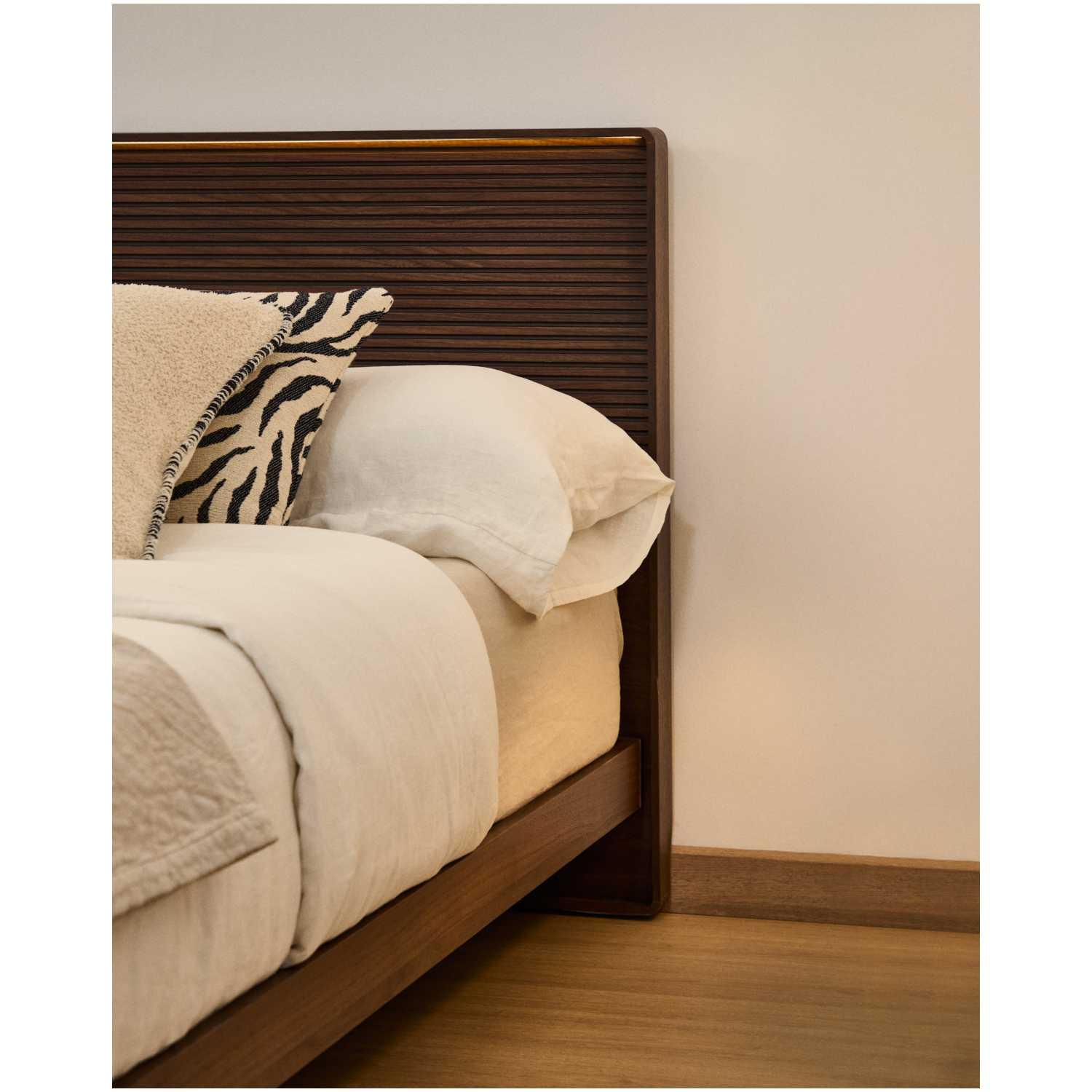 Bettkopfteil Norlen aus Nussbaumfurnier mit dunklem Finish und LED-Licht für Betten 160x200 FSC Mix Credit