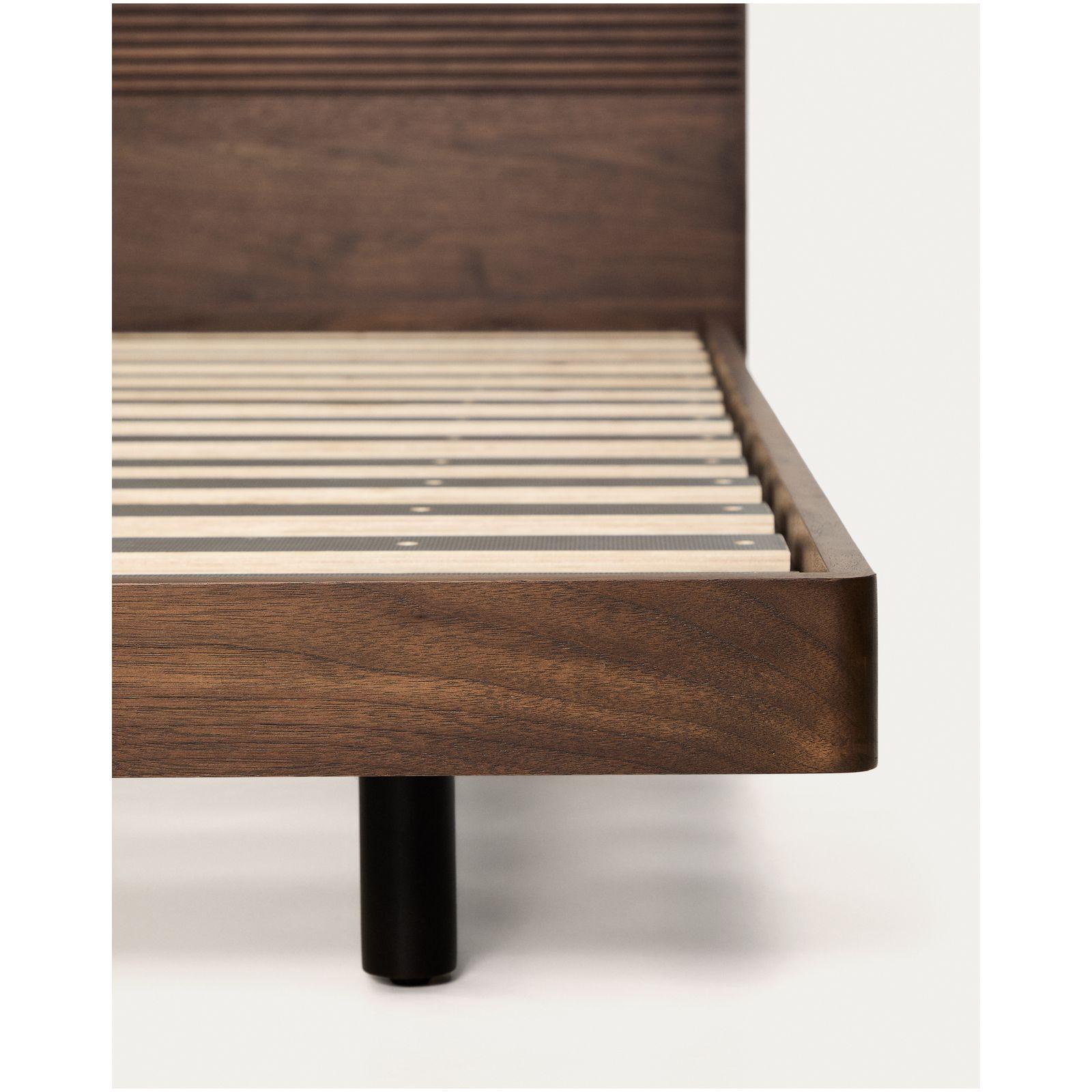 Bett Norlen aus Nussbaumfurnier mit dunklem Finish für Matratzen 180 x 200 cm FSC 100%