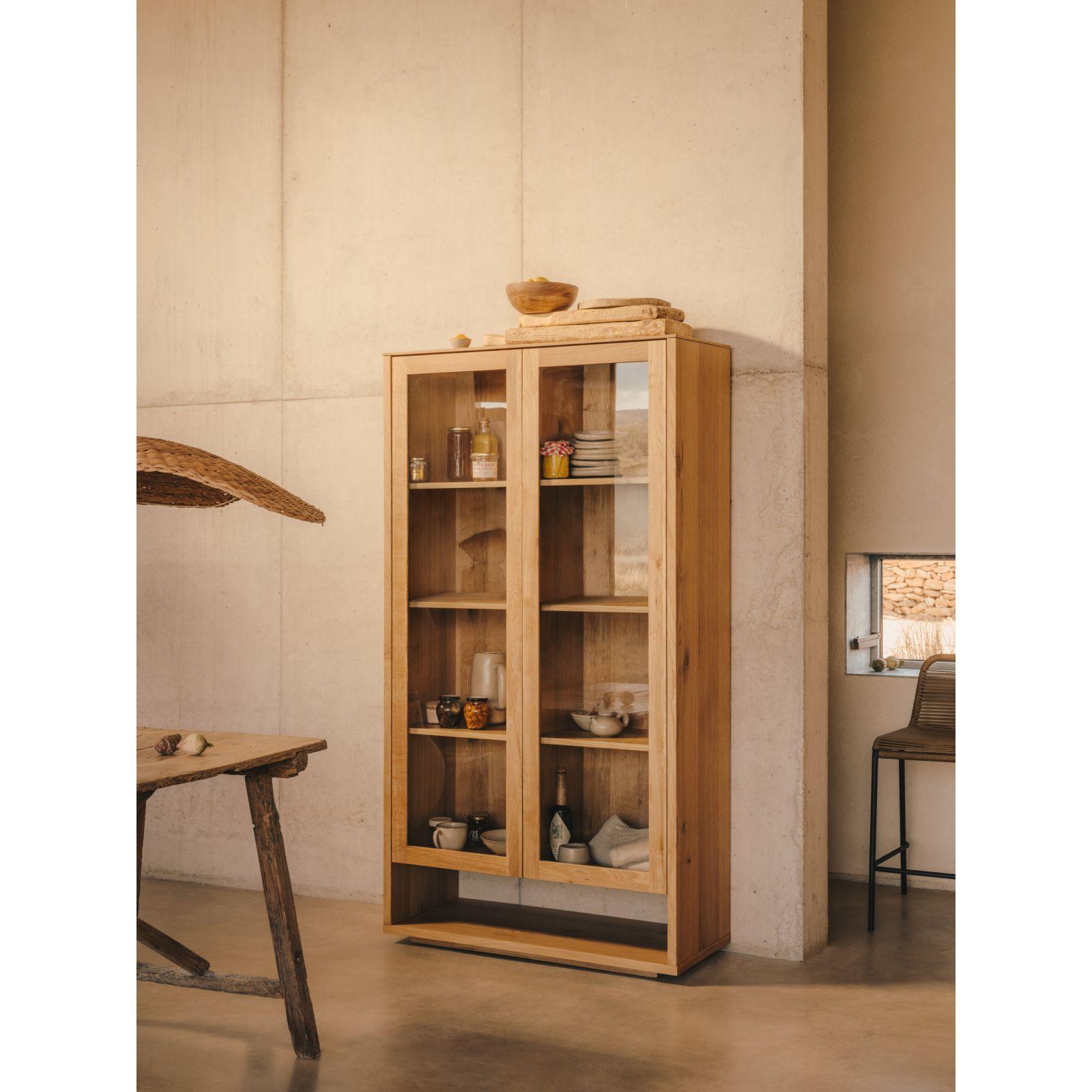 Alguema Vitrine aus Eichenfurnier mit natürlichem Finish 100 x 185 cm