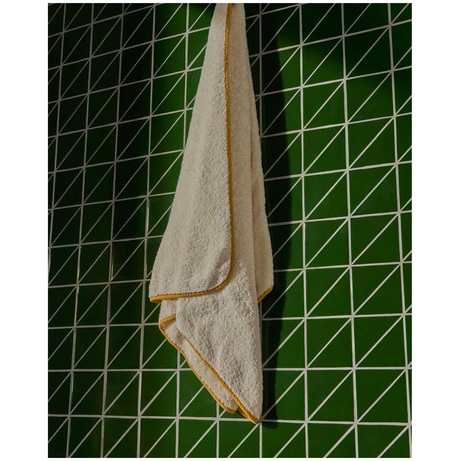 Handtuch Sedora aus 100 % Baumwolle mit gelbem Kontrastdetail 70 x 140 cm