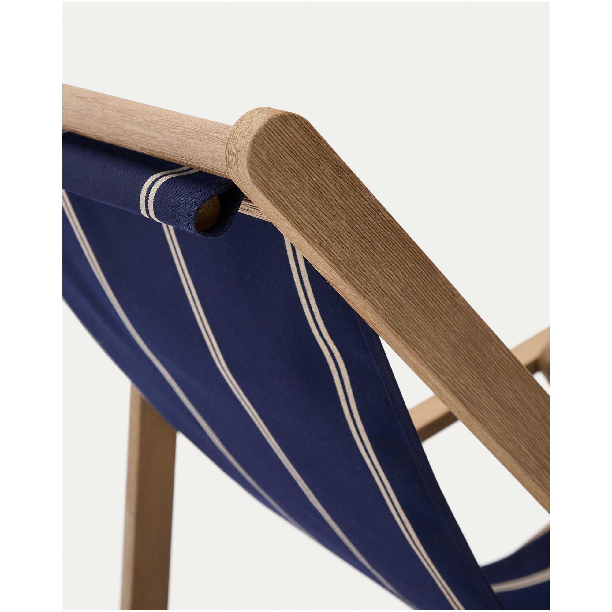Blau-beige gestreifter klappbarer Outdoor-Liegestuhl Vilara aus massivem Akazienholz, FSC 100%