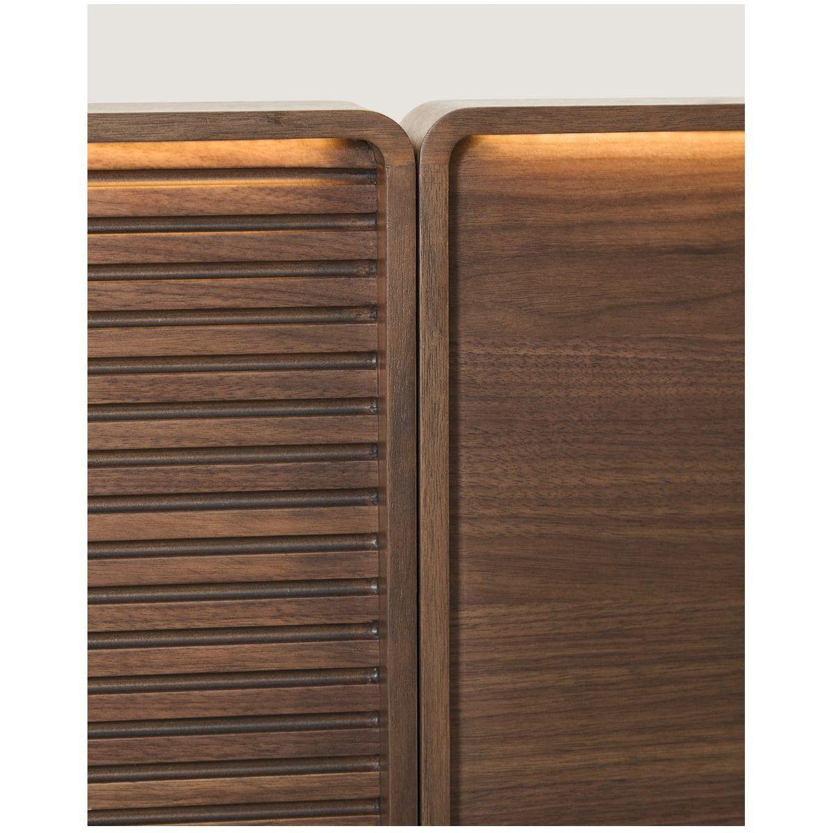 Bettkopfteil Norlen mit zwei Nachttischen aus Nussbaumfurnier mit dunklem Finish und LED-Licht für Betten bis 160 FSC Mix Credit