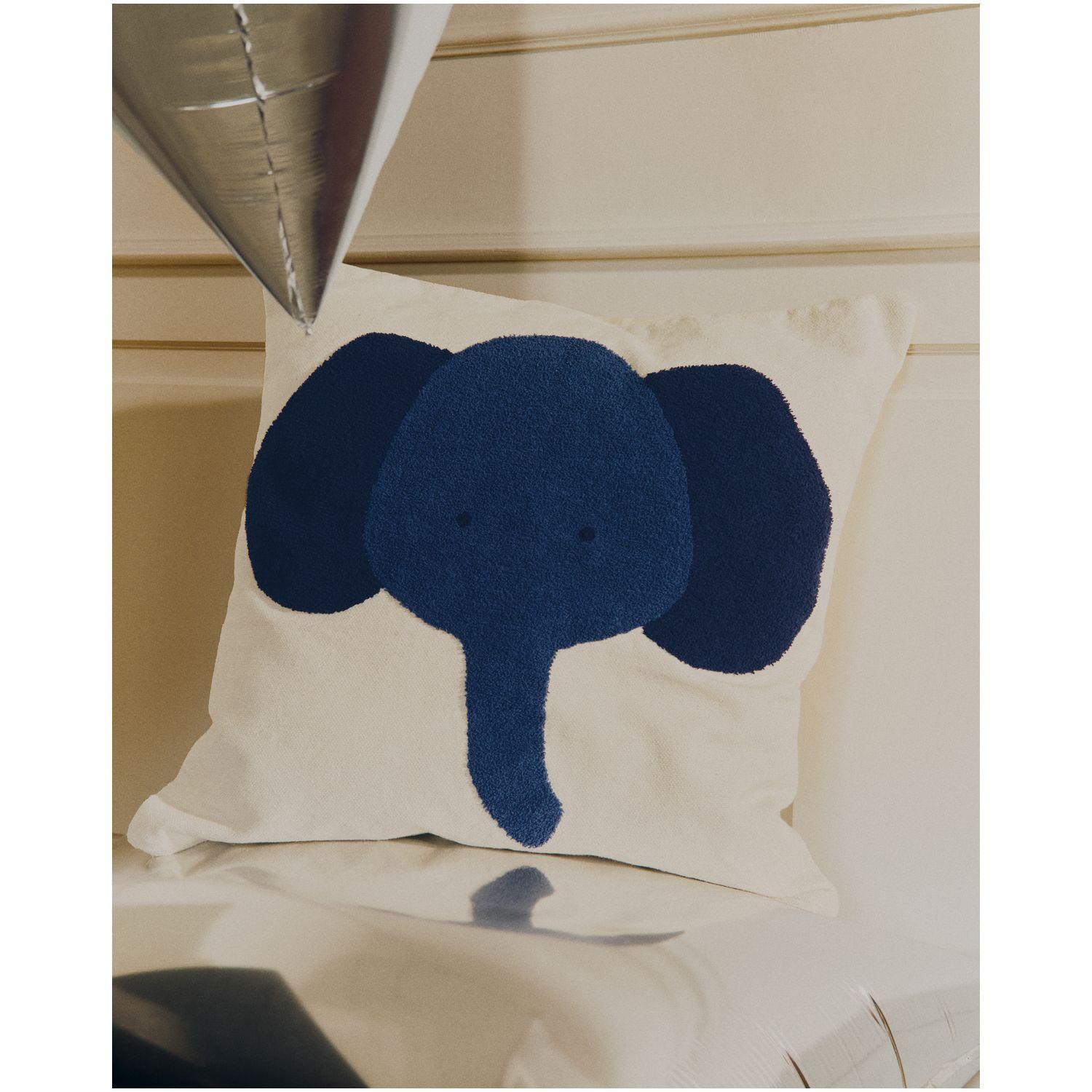 Beigefarbenes Bodenkissen Tandani mit blauem Elefanten 70 x 70 cm