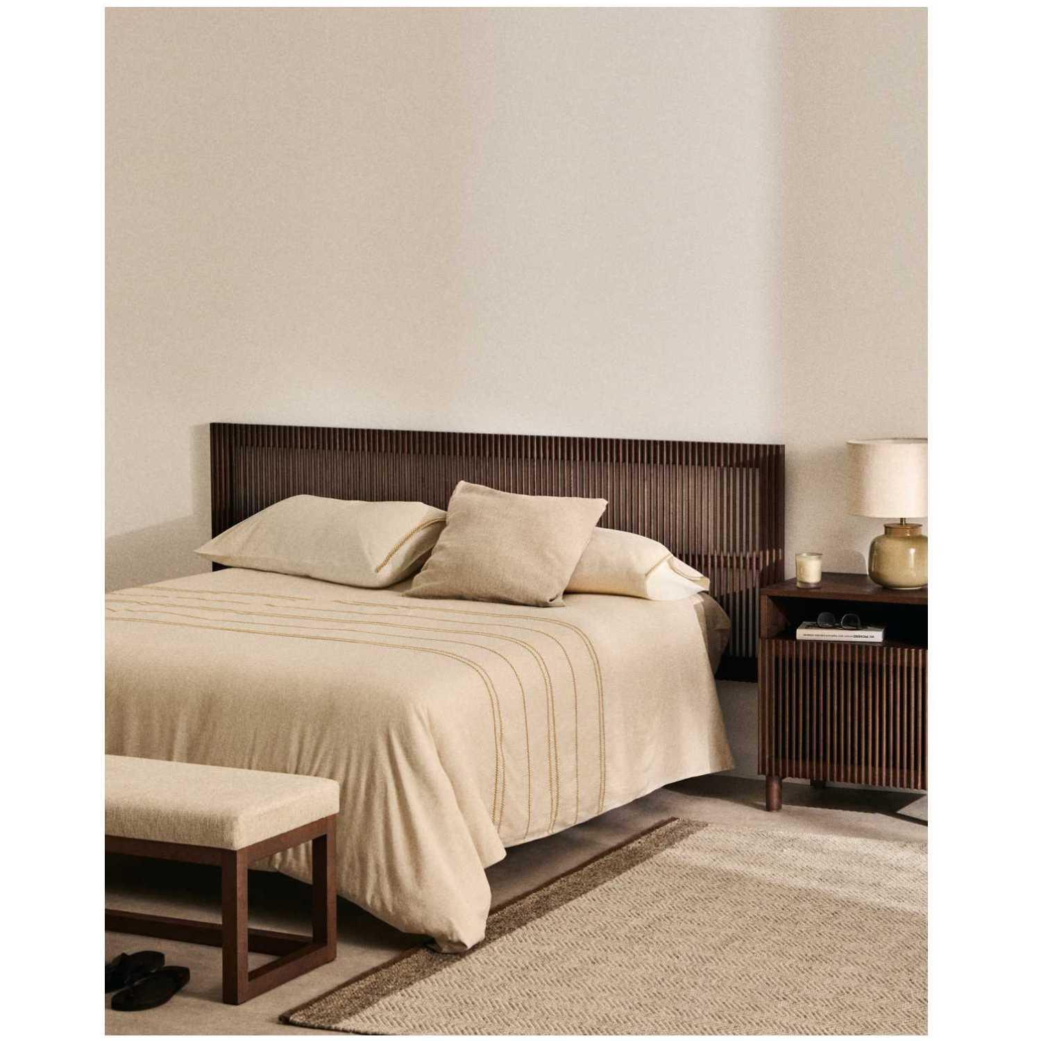 Bettkopfteil Beyla aus massivem Eschenholz mit nussbaumfarbenem Finish für 180cm Betten FSC 100%