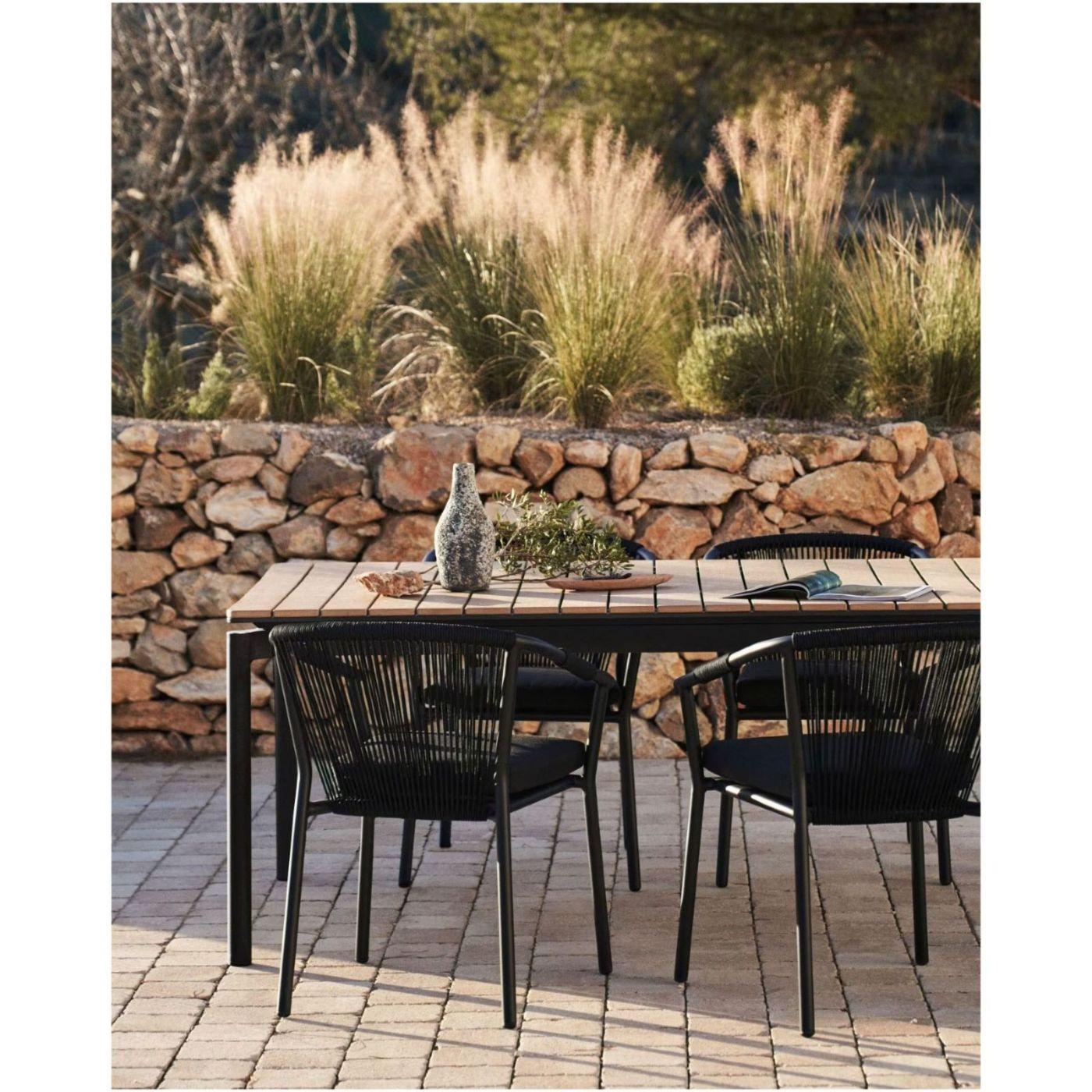 Canyelles Gartenausziehtisch aus Poly-Holz und mattschwarzem Aluminium 180-240x100