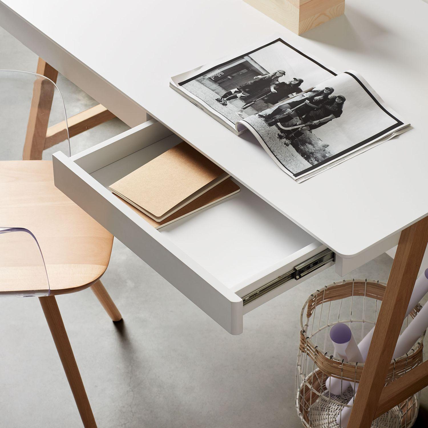 Schreibtisch Dina MDF weiss matt lackiert Beine aus Esche 120x60