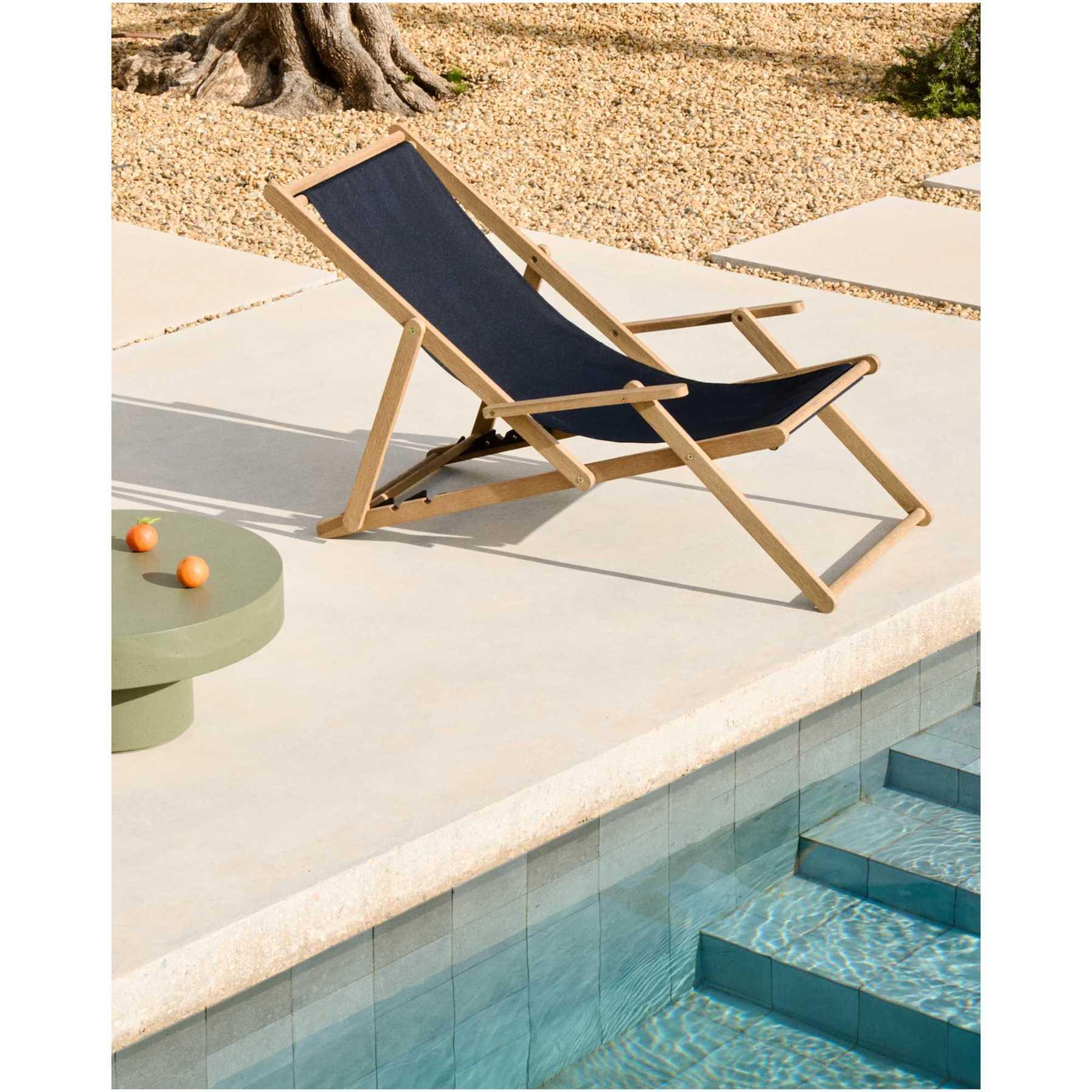Klappbarer Outdoor-Liegestuhl Vilara in Schwarz aus massivem Akazienholz FSC 100%