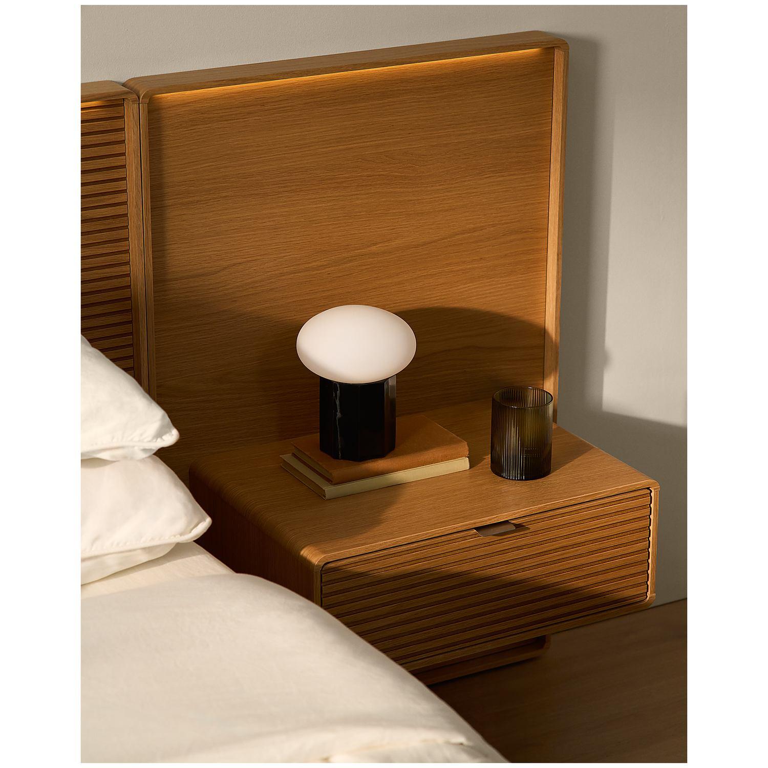 Bett Norlen mit 2 Nachttischen aus Eichenfurnier mit naturfarbenem Finish und LED-Licht für Matratzen 180x200 FSC Mix Credit