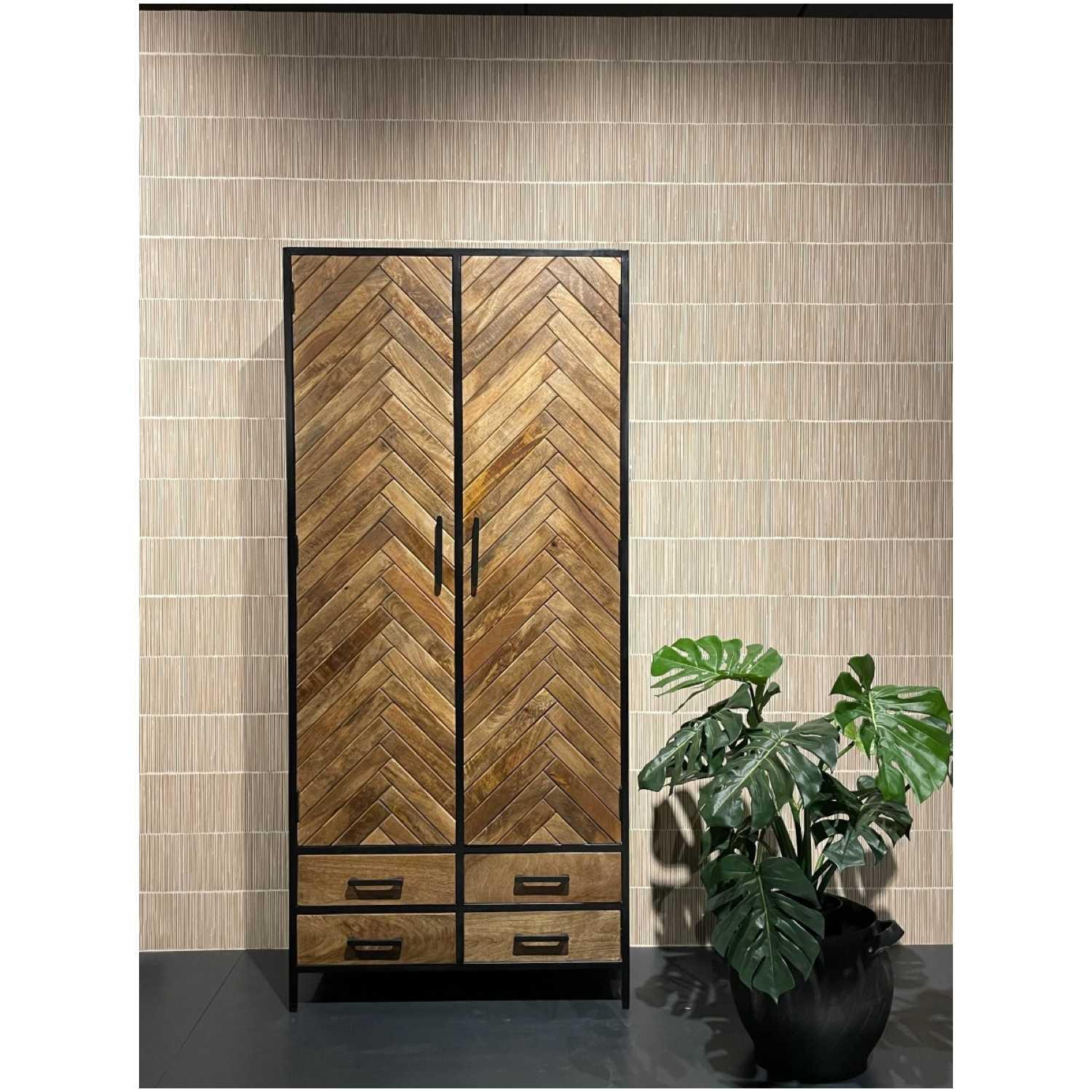 Hochschrank Fischgrät Industrial Mangoholz natur Metall schwarz 90x200
