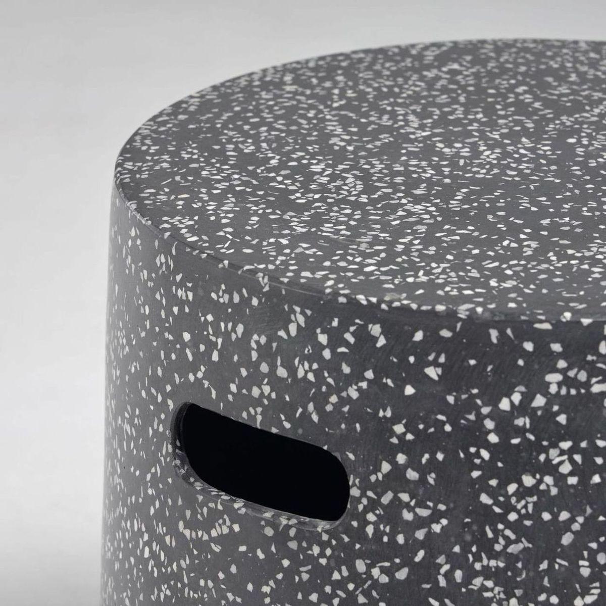 Jenell Outdoor Hocker aus Terrazzo schwarz 35x35