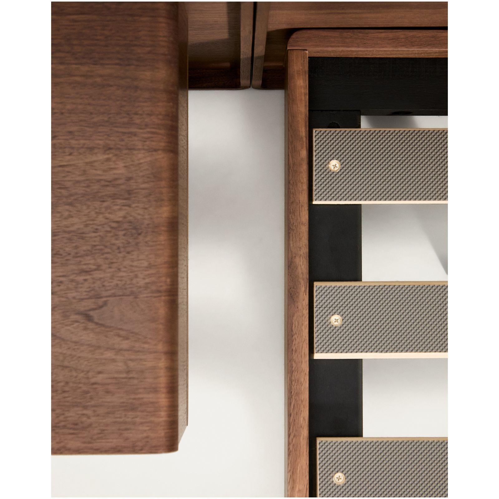 Bett Norlen mit zwei Nachttischen aus Nussbaumfurnier mit dunklem Finish für Matratzen 180