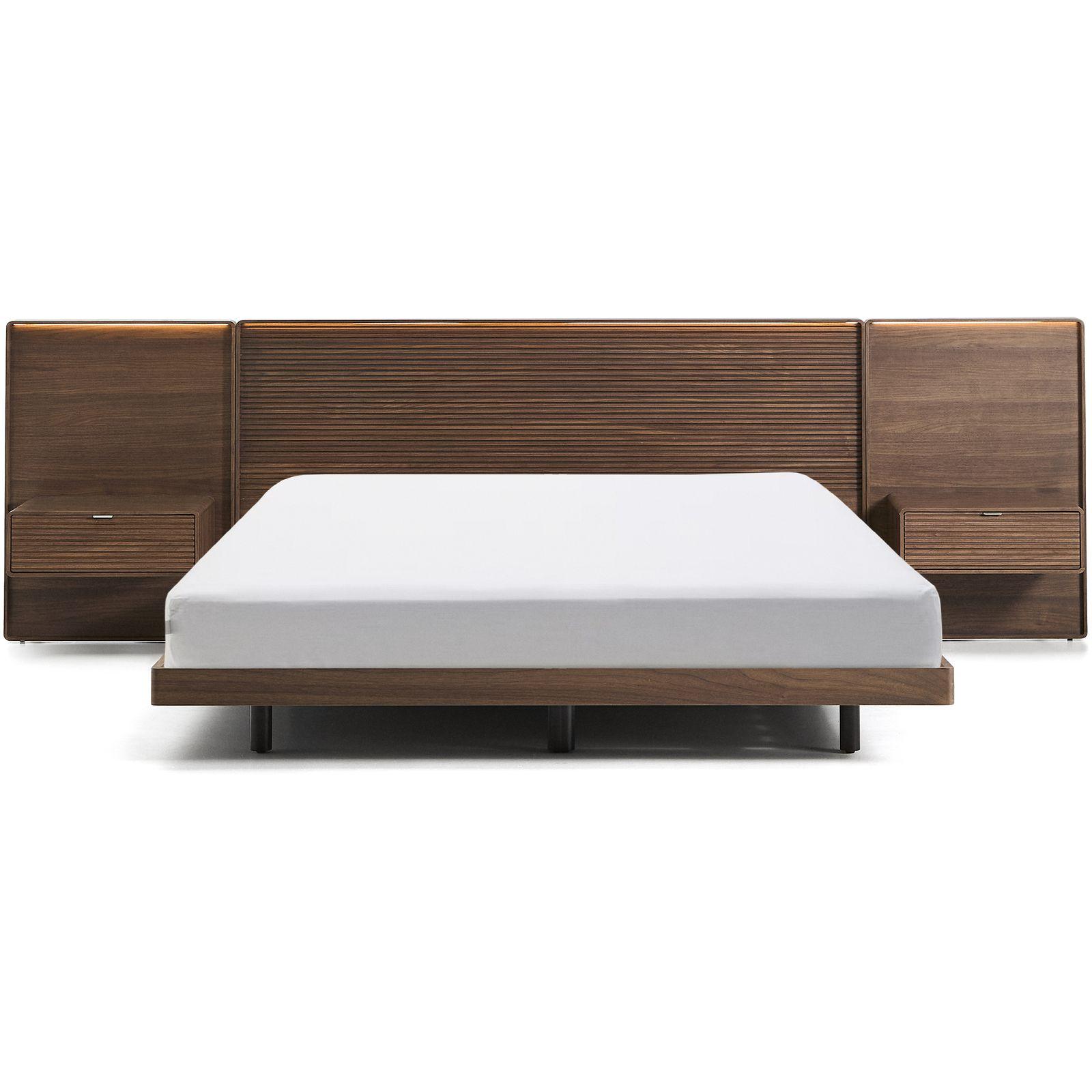 Bett Norlen mit zwei Nachttischen aus Nussbaumfurnier mit dunklem Finish für Matratzen 180