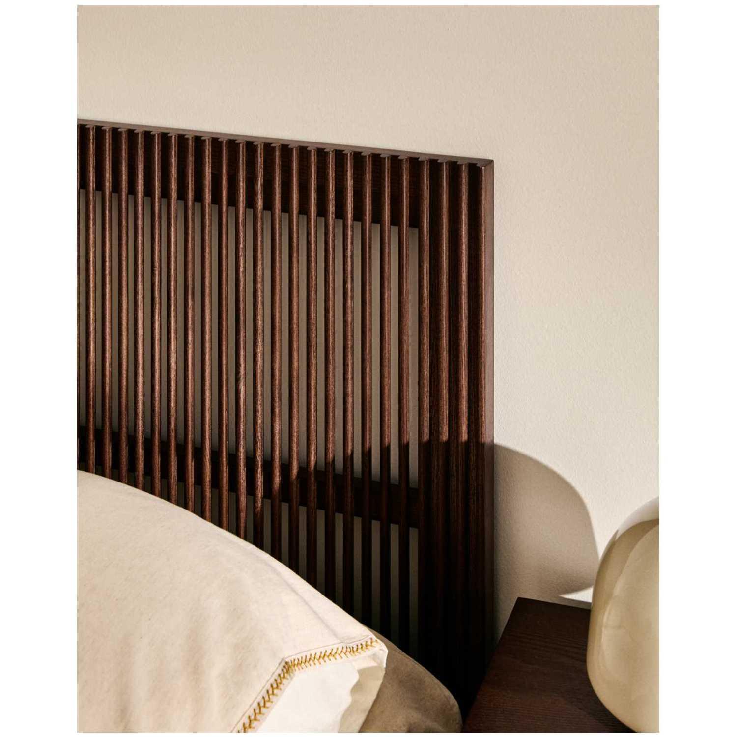 Bettkopfteil Beyla aus massivem Eschenholz mit nussbaumfarbenem Finish für 90cm Betten FSC 100%
