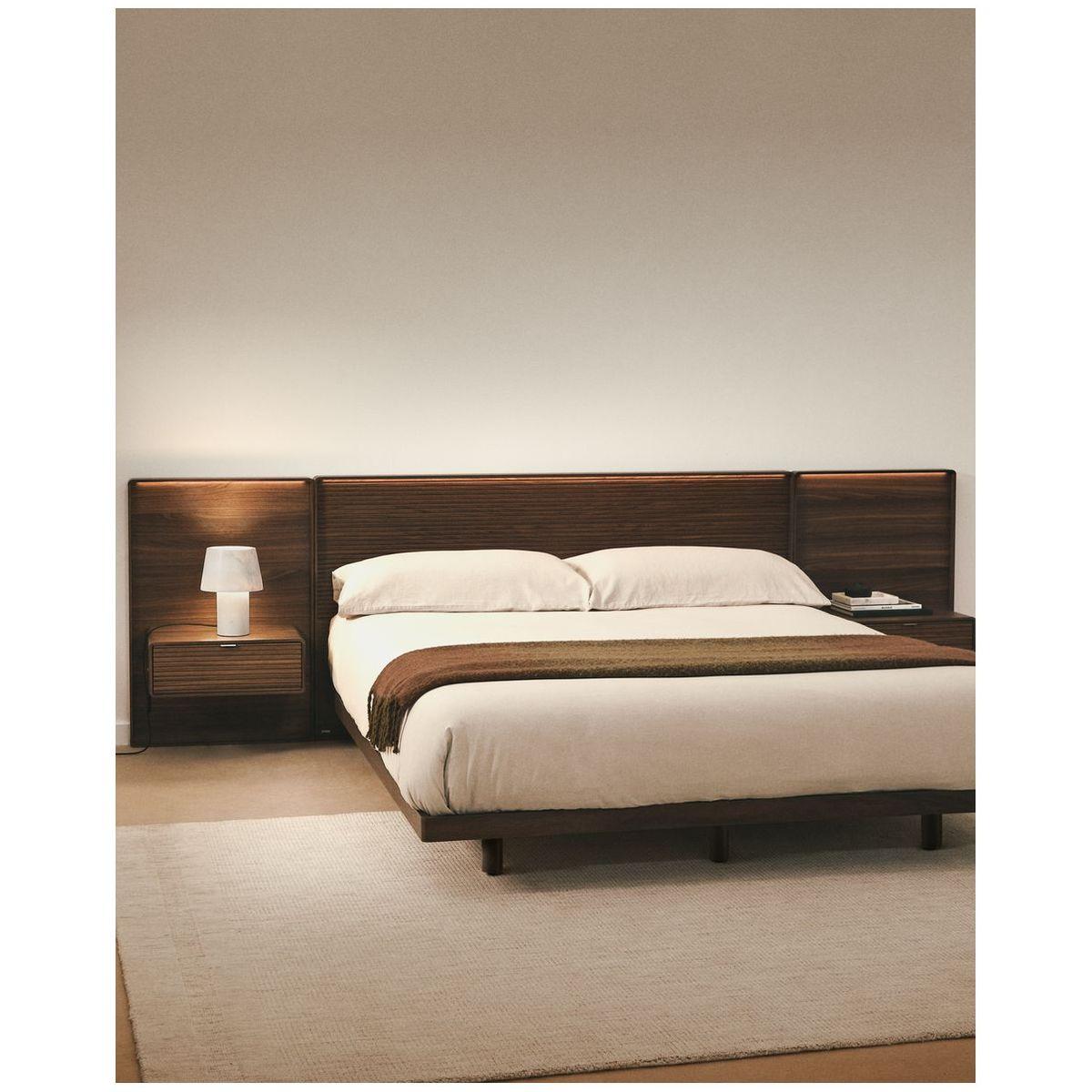 Bettkopfteil Norlen mit zwei Nachttischen aus Nussbaumfurnier mit dunklem Finish und LED-Licht für Betten bis 180 FSC Mix Credit
