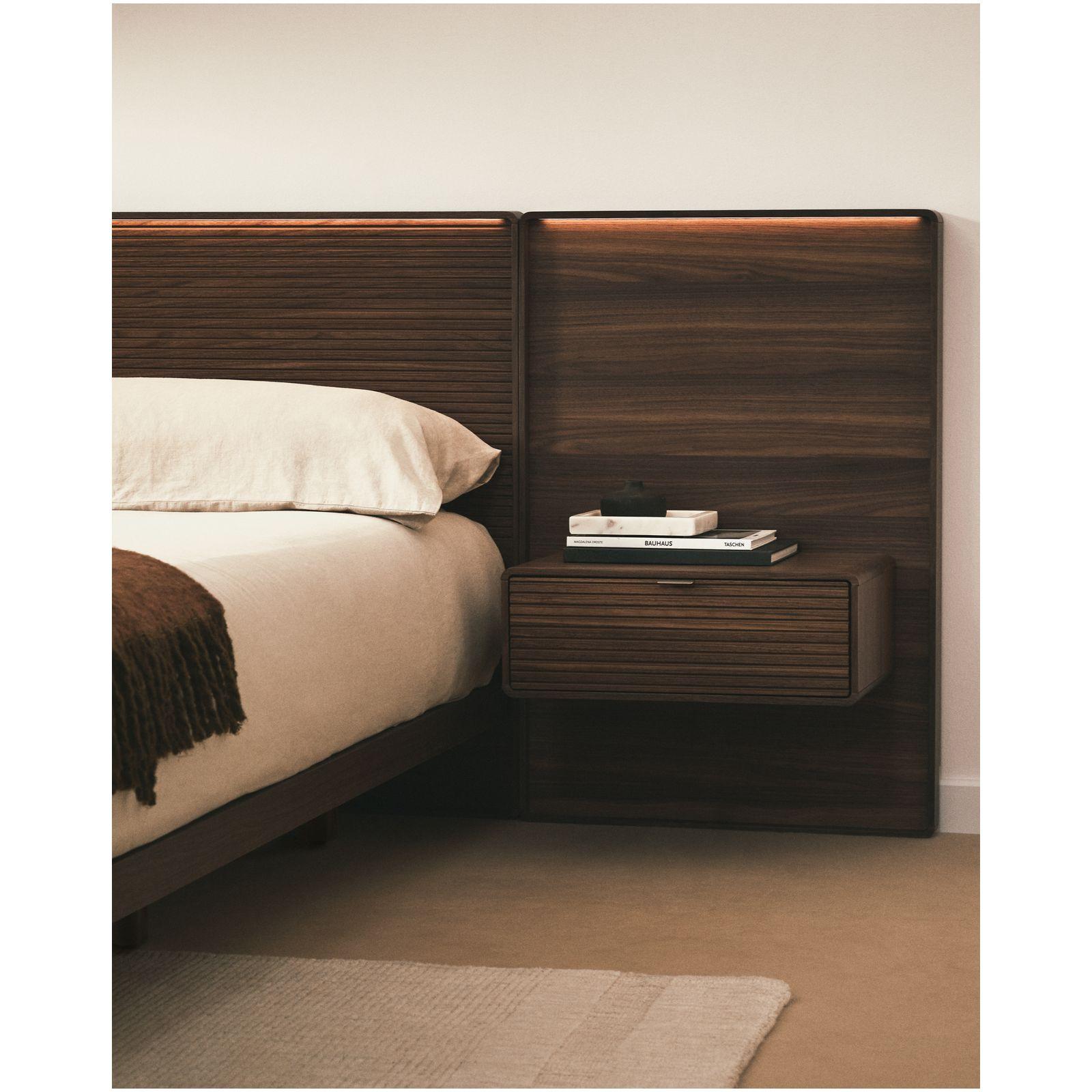 Bett Norlen mit zwei Nachttischen aus Nussbaumfurnier mit dunklem Finish für Matratzen 180