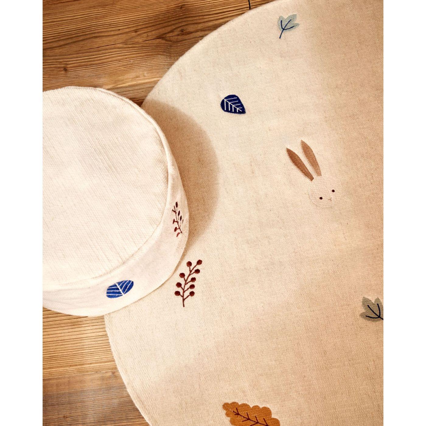 Yanil Puff aus 100% Baumwolle weiss mit bunten Blättern bestickt Ø 40 cm