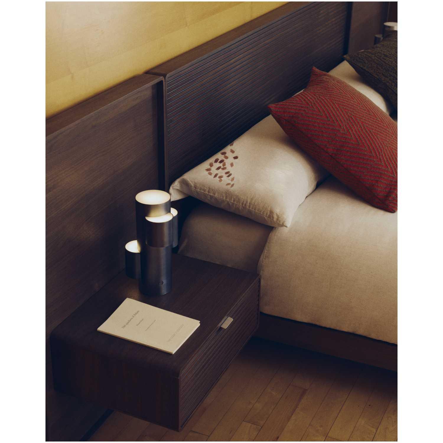 Bett Norlen mit zwei Nachttischen aus Nussbaumfurnier mit dunklem Finish und LED-Licht für Matratzen 160x200 FSC Mix Credit