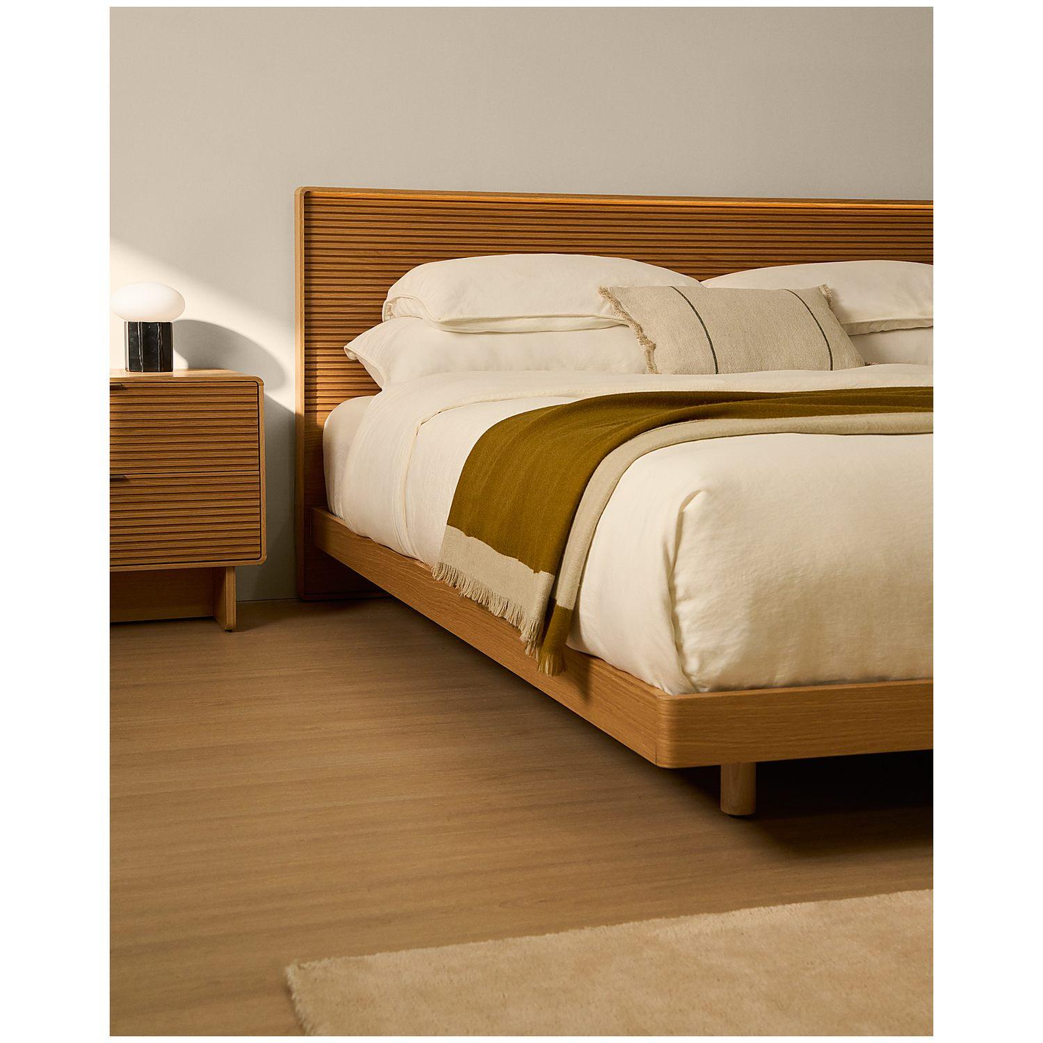 Bett Norlen aus Eichenfurnier mit naturfarbenem Finish und LED-Licht für Matratzen 180x200 FSC Mix Credit