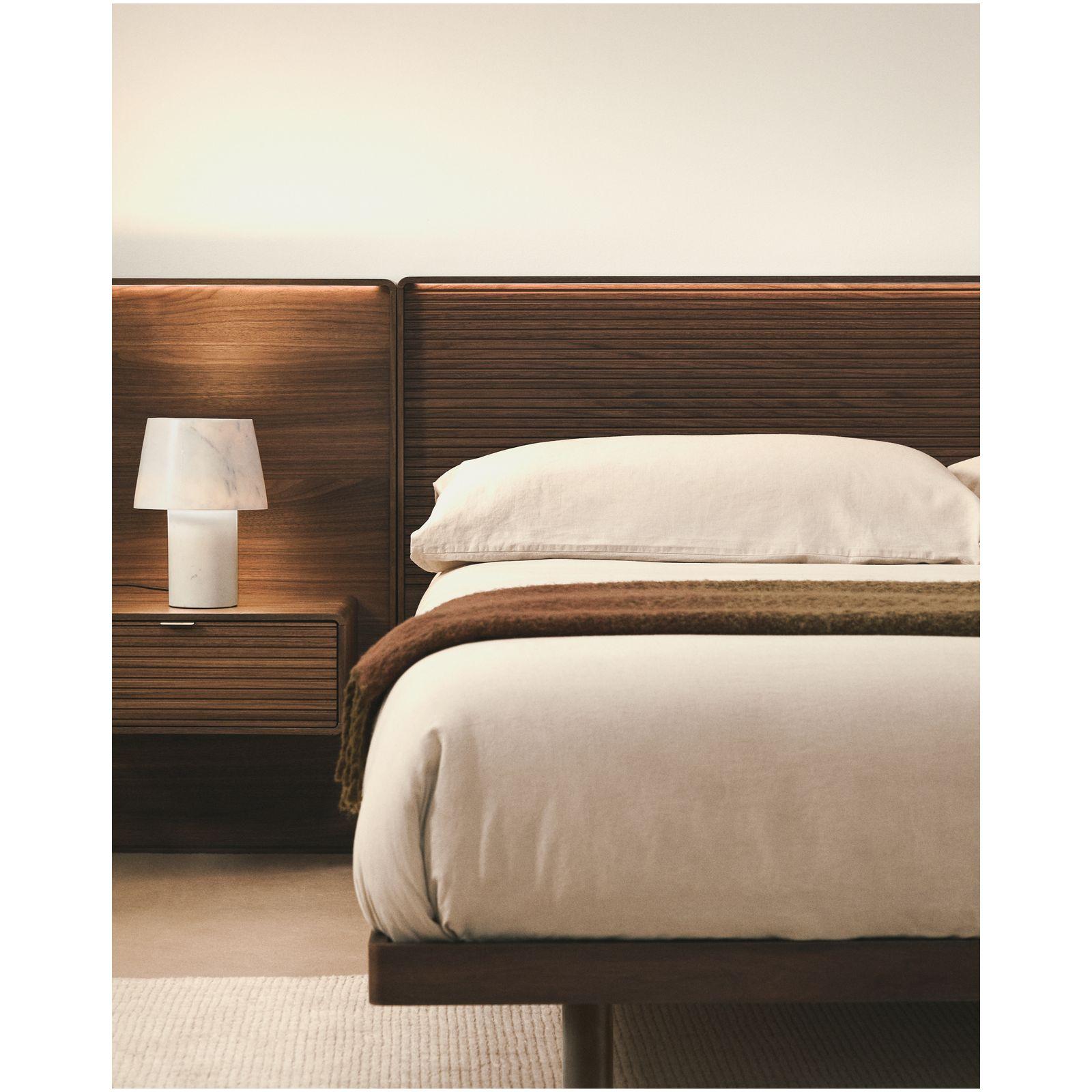 Bett Norlen mit zwei Nachttischen aus Nussbaumfurnier mit dunklem Finish für Matratzen 180