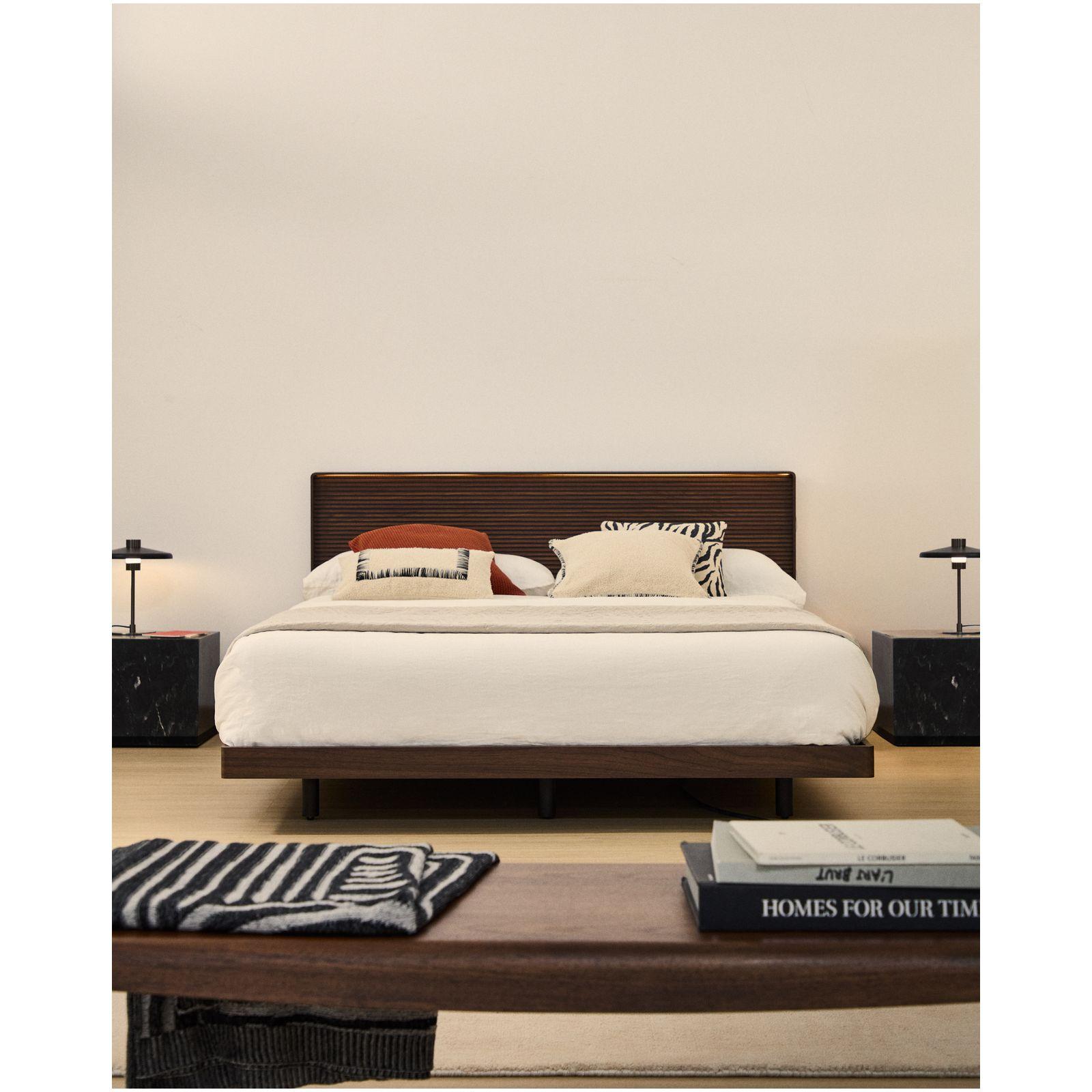 Bett Norlen aus Nussbaumfurnier mit dunklem Finish für Matratzen 180 x 200 cm FSC 100%