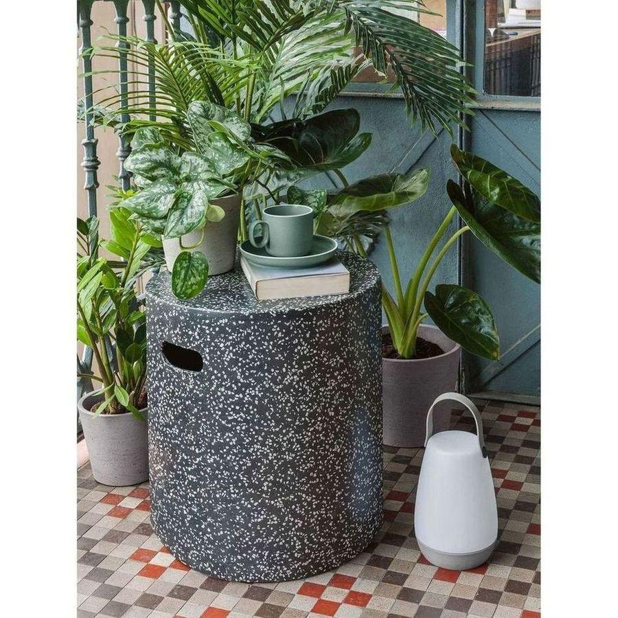 Jenell Outdoor Hocker aus Terrazzo schwarz 35x35