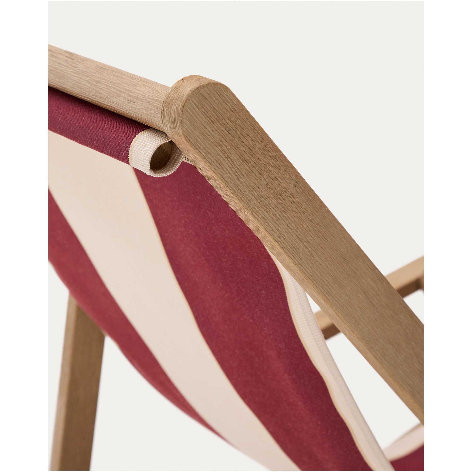 Weinrot-beige gestreifter klappbarer Outdoor-Liegestuhl Vilara aus massivem Akazienholz, FSC 100%