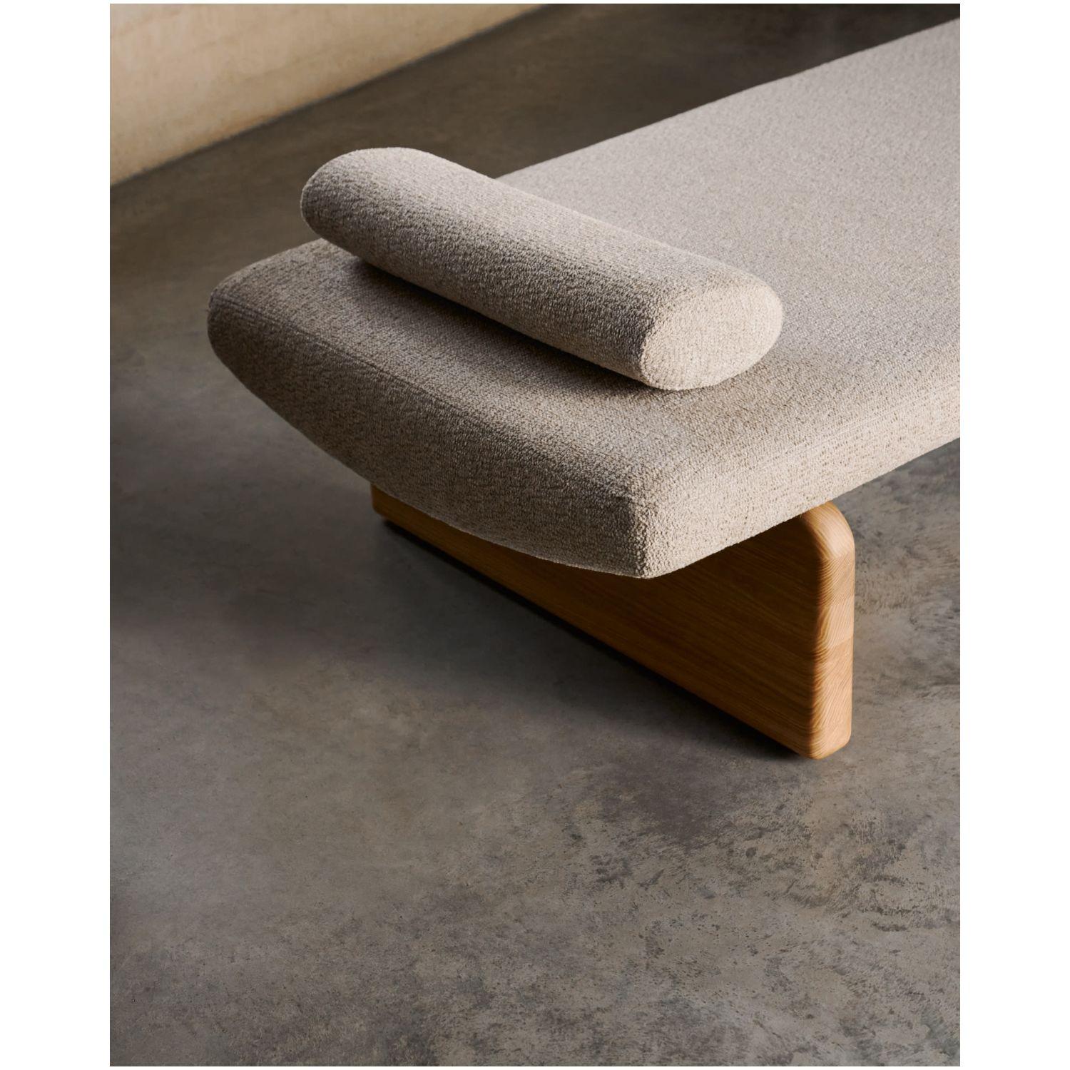 Daybed Topaz aus beigefarbenem Chenille und massivem Eschenholz mit natürlichem Finish 200